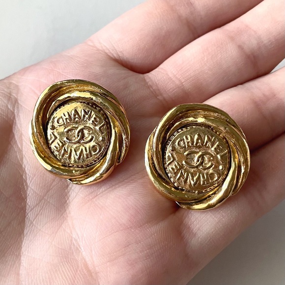 💥SOLD💥 CHANEL Vintage Gold CC Logo Earrings - Picture 2 of 8